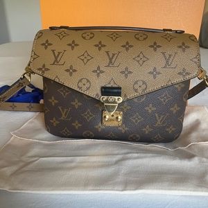 Reverse Monogram Pouchette Métis